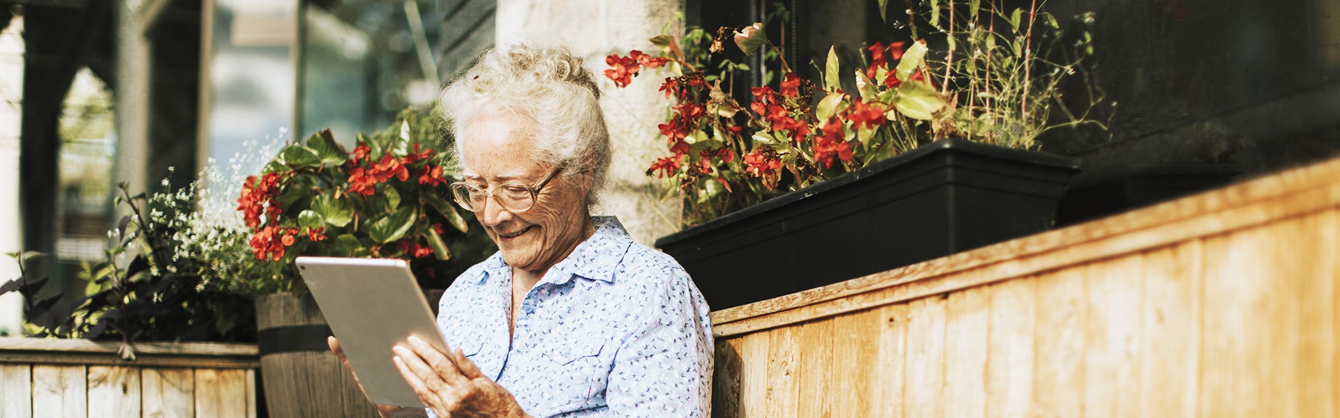 Lörrach & die Regio - lebenswertes Lörrach - Seniorin mit Tablet